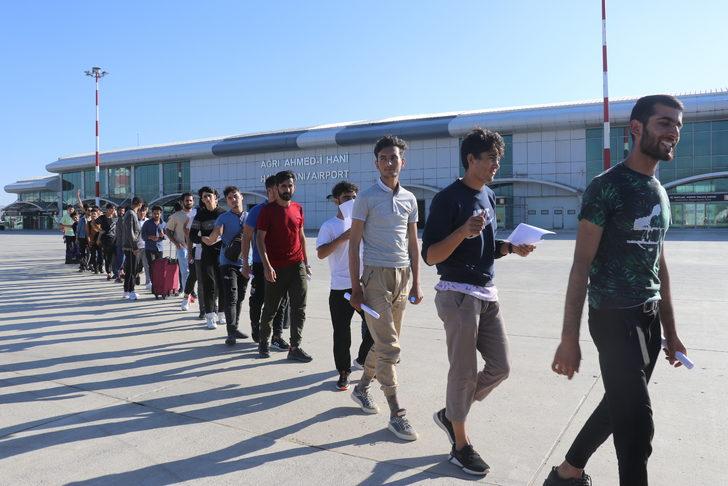 Ağrı'dan 106 Afganistan uyruklu düzensiz göçmen ülkelerine gönderildi G4