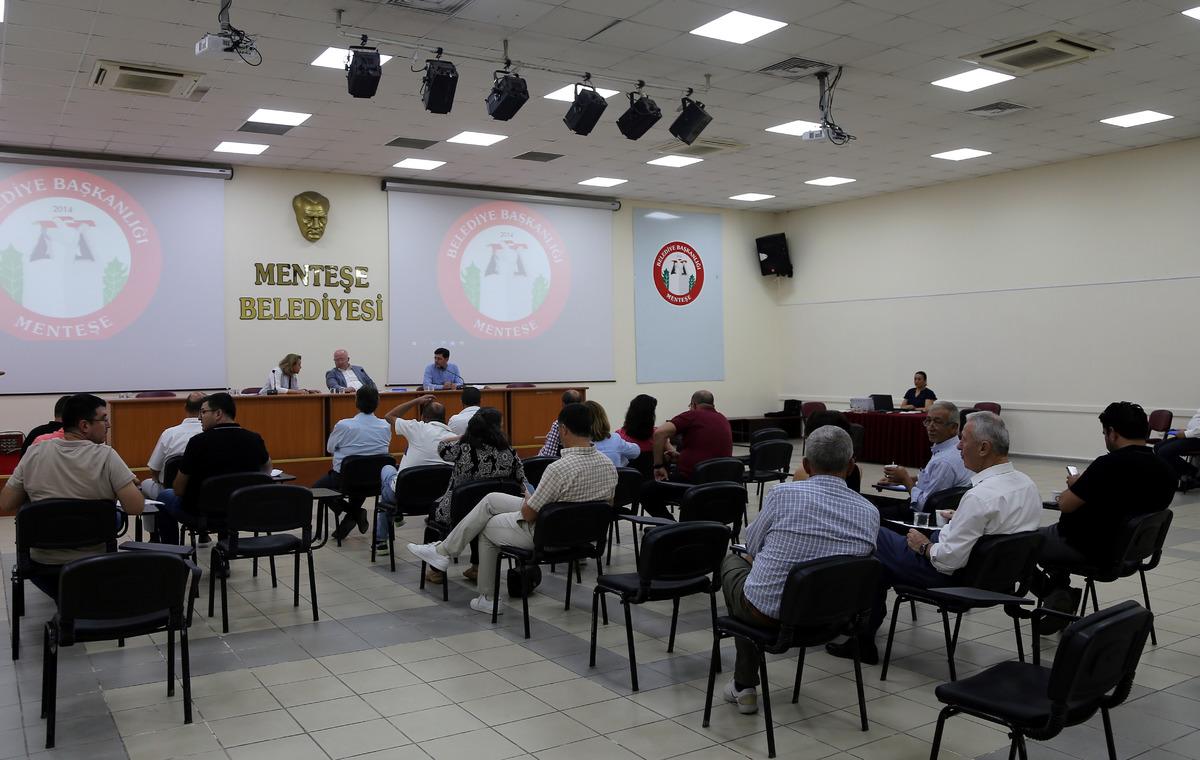 Muğla'da belediye meclisine katılmak isteyen k&ouml;yl&uuml;ler ile zabıta arasında arbede yaşandı