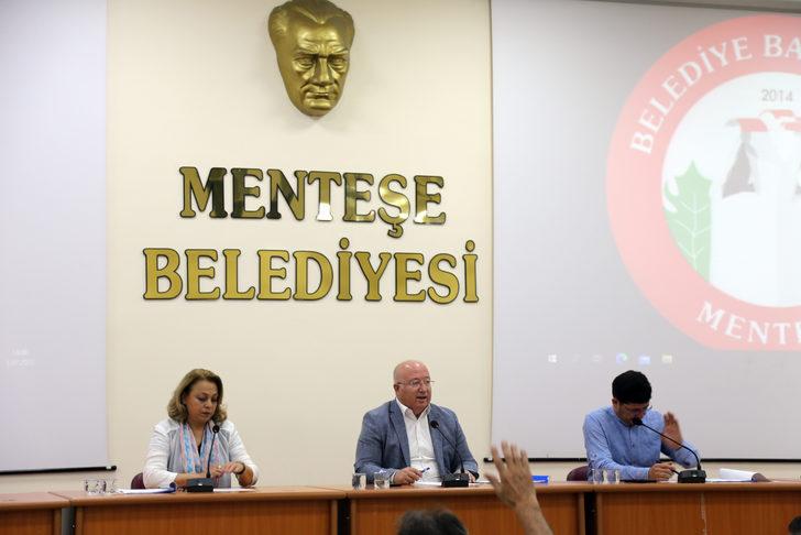 Muğla'da belediye meclisine katılmak isteyen köylüler ile zabıta arasında arbede yaşandı G2