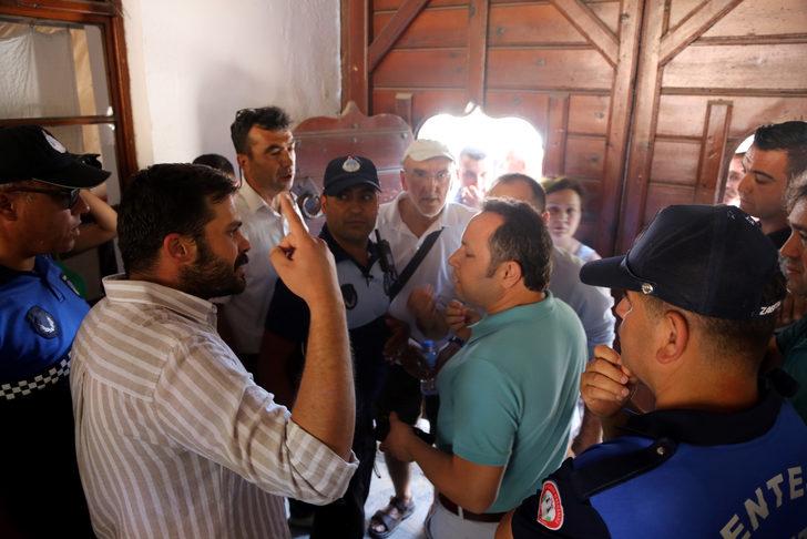 Muğla'da belediye meclisine katılmak isteyen köylüler ile zabıta arasında arbede yaşandı G4