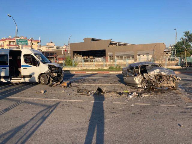 Mersin'de otomobille minibüsün çarpışması sonucu 4 kişi yaralandı