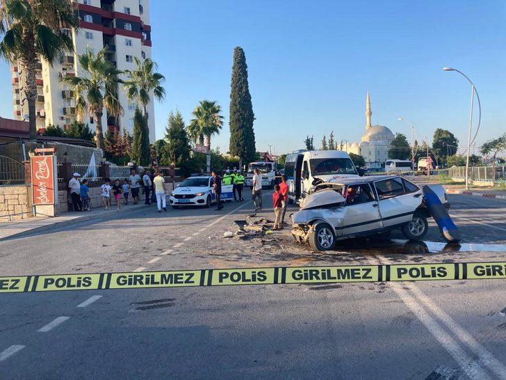 Mersin'de otomobille minibüsün çarpışması sonucu 4 kişi yaralandı