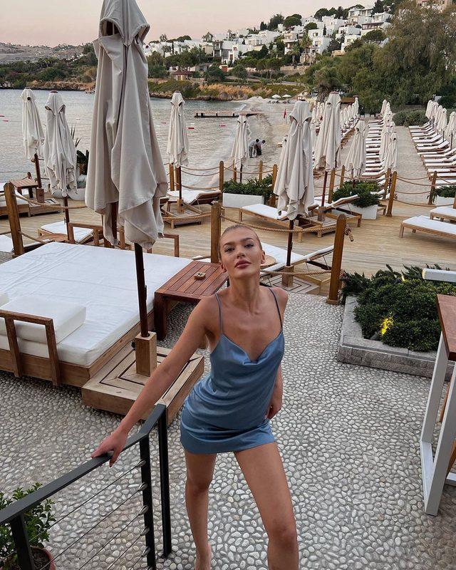 Aşk Mantık İntikam'ın Çağla'sı Melisa Döngel derin göğüs dekoltesiyle Instagram'ı salladı! 