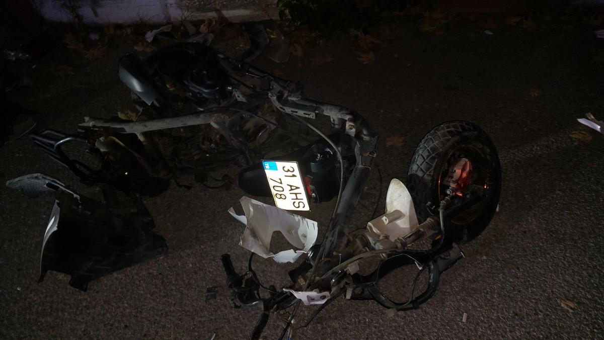 Hatay'da otomobille &ccedil;arpışan motosikletin s&uuml;r&uuml;c&uuml;s&uuml; kaldırıldığı hastanede &ouml;ld&uuml;