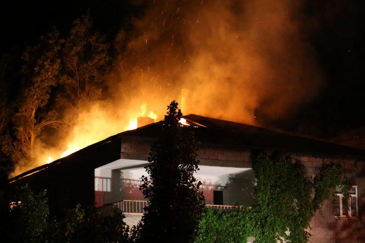 Muş'ta 2 katlı binanın çatısında çıkan yangın kontrol altına alındı G2