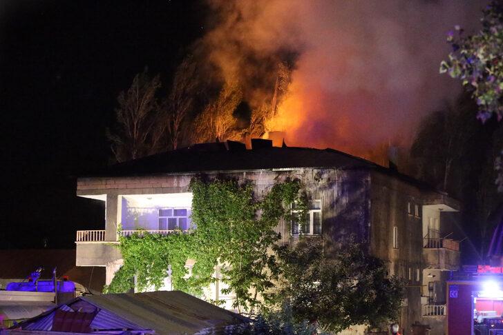 Muş'ta 2 katlı binanın çatısında çıkan yangın kontrol altına alındı G3