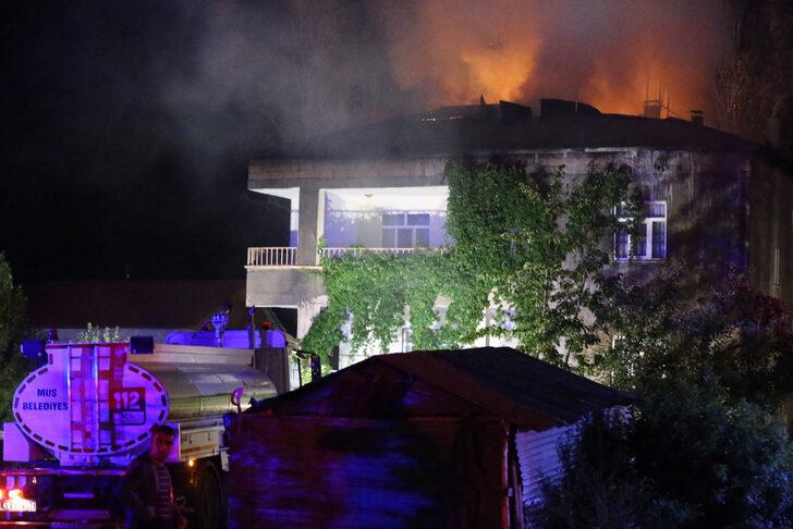Muş'ta 2 katlı binanın çatısında çıkan yangın kontrol altına alındı G4