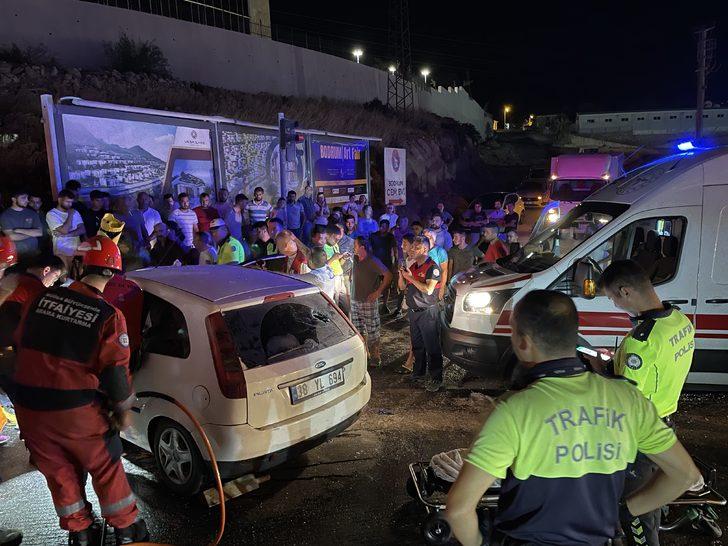 Bodrum'da kamyonetle otomobilin çarpıştığı kazada 4 kişi yaralandı G2