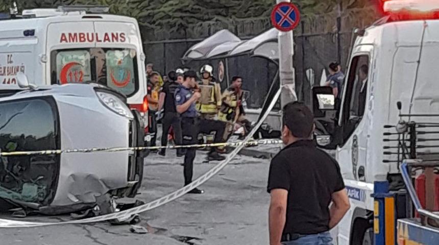 Ankara'da otomobil, otobüs durağına daldı: Yaralılar var