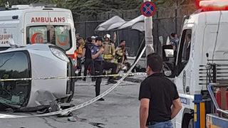 Ankara'da otomobil, otobüs durağına daldı: Yaralılar var