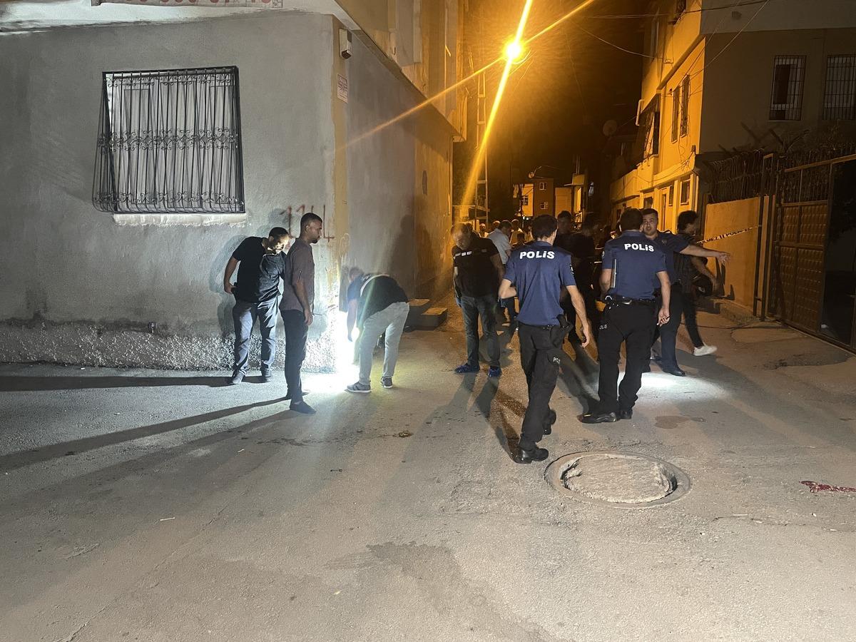 Adana'da komşular arasında &ccedil;ıkan silahlı kavgada 2'si ağır 6 kişi yaralandı