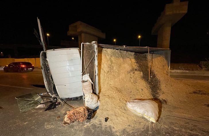 Bursa'da talaş yüklü kamyonetin devrildiği kazada 2 kişi yaralandı G1