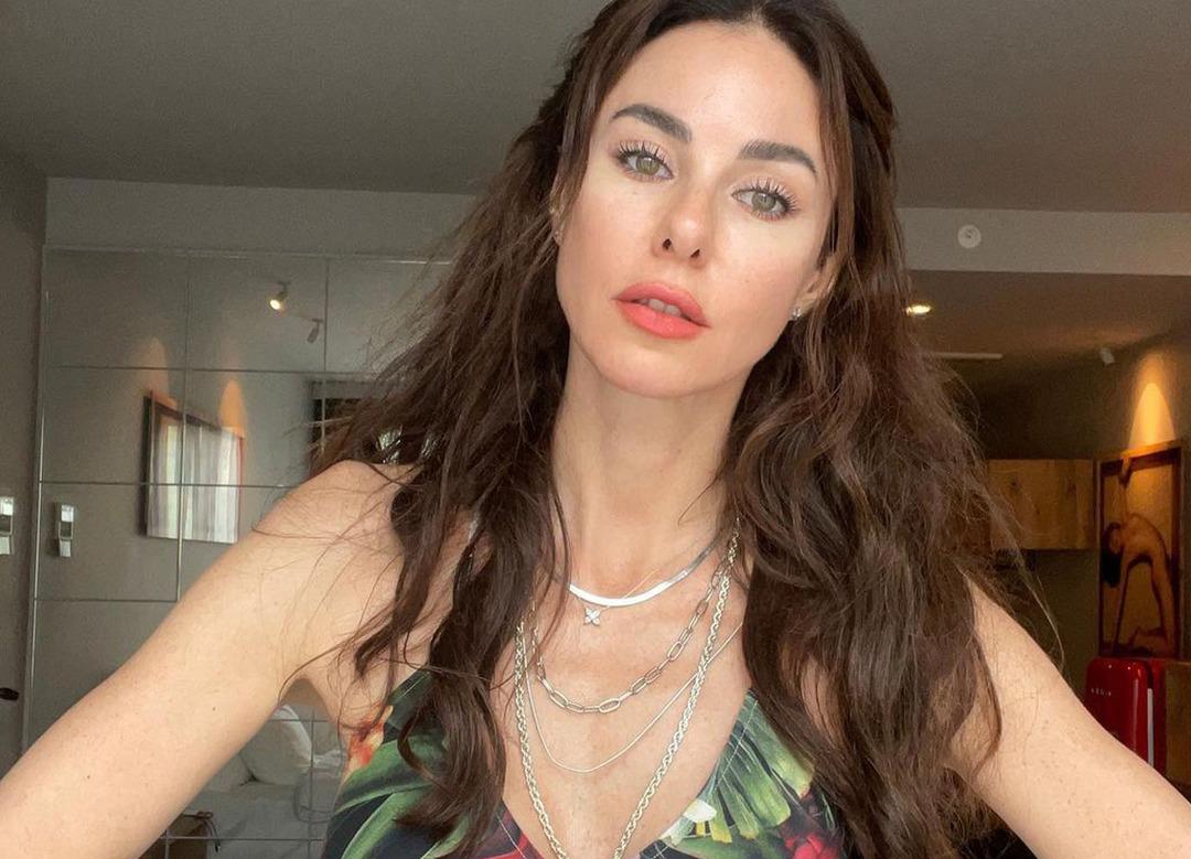 Defne Samyeli'nin 50. yaş pozu olay oldu! "Herkesi harcamış"