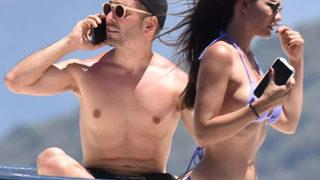 Demet Özdemir ve Oğuzhan Koç mavi turda! Teknede sere serpe