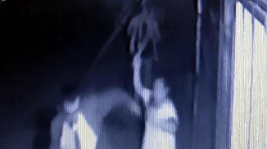 Avcılar'da yaşandı... Gece yarısı ilgin&ccedil; olay! K&uuml;&ccedil;&uuml;k kız, takım elbiseli adamı sopayla kovaladı