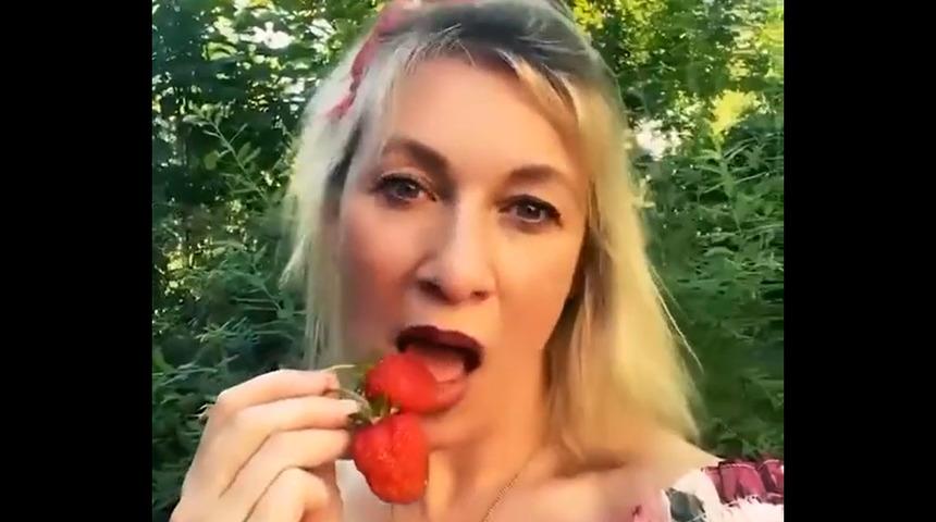 Putin'in en yakınındaki isimlerden Zaharova ağızları açık bıraktı! Rusya Dışişleri Bakanlığı Sözcüsü çilek yiyişi ile sosyal medyayı salladı