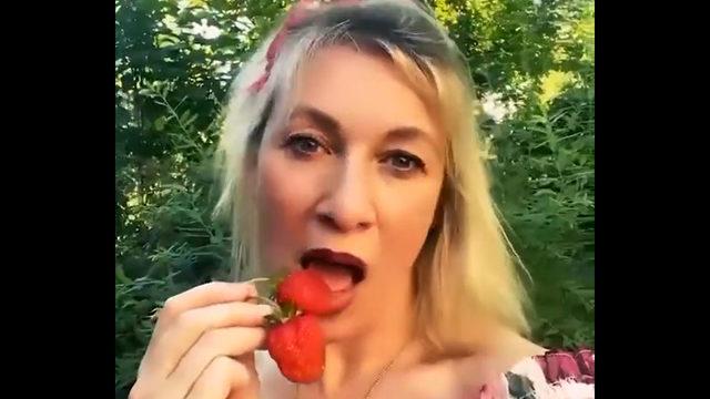 Putin'in en yakınındaki isimlerden Zaharova ağızları açık bıraktı! Rusya Dışişleri Bakanlığı Sözcüsü çilek yiyişi ile sosyal medyayı salladı