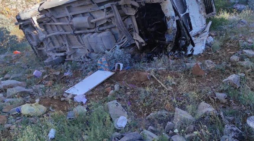 Konya'da tarım işçilerini taşıyan midibüsün devrilmesi sonucu 2 kişi öldü, 18 kişi yaralandı