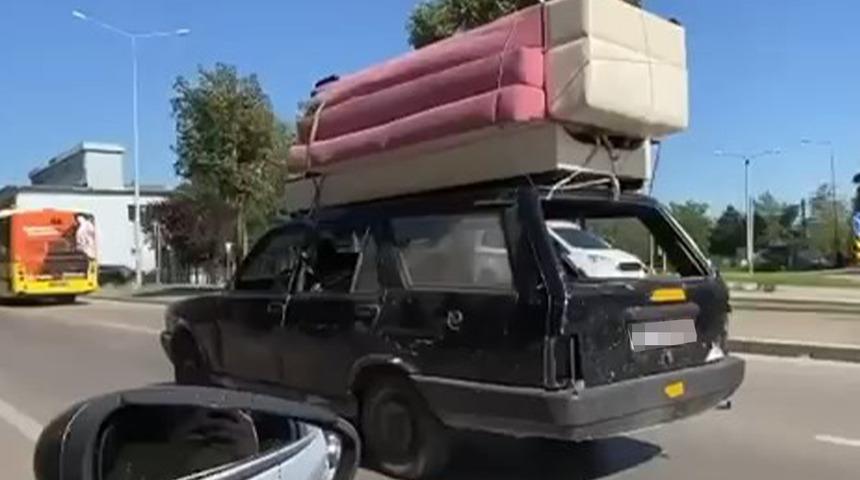 Ne aynası var ne de ehliyeti! Tavanında koltuk taşıdı, görenler gözlerine inanamadı