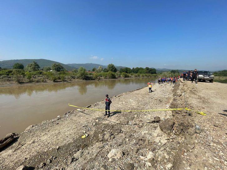 GÜNCELLEME - Düzce'de sele kapılan kepçe operatörünün cenazesi bulundu G3