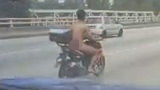 Ülkede infial yaratan görüntü! Karısını ve oğlunu satırla öldürdükten sonra çırılçıplak motosiklete binip kaçtı