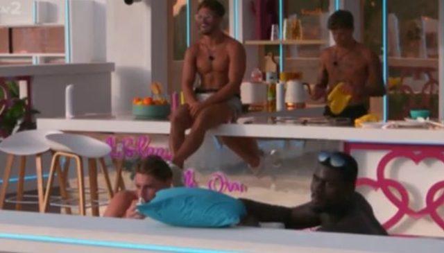 0_Love-Island-bombshell-washes-topless-in-outdoor-shower-in-front-of-boys (1)