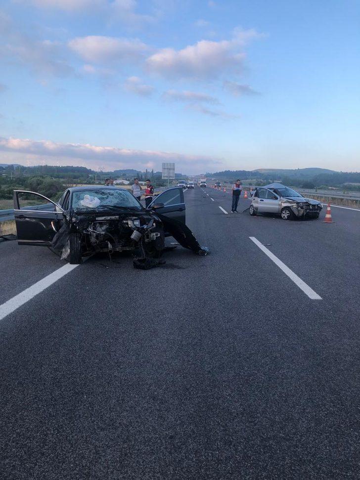 Manisa'da iki otomobilin çarpıştığı kazada 2 kardeş öldü G3