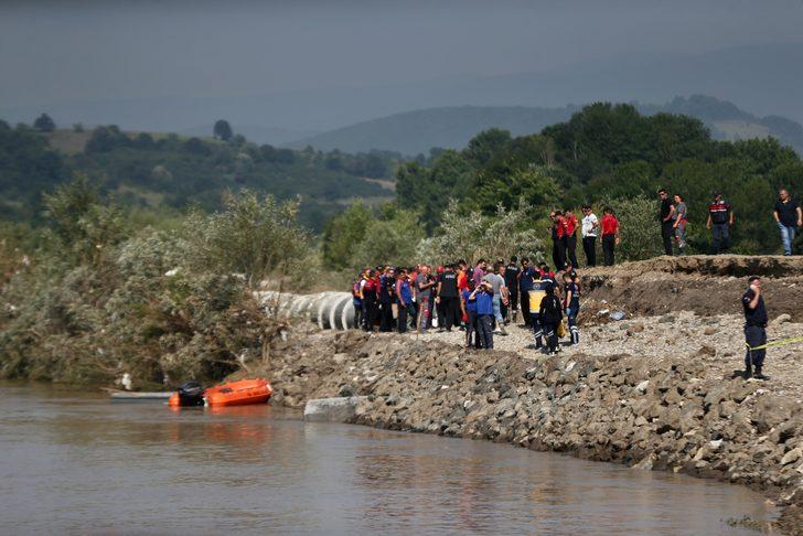 Düzce'de sele kapılan kepçe operatörünü arama çalışmaları sürdü G3