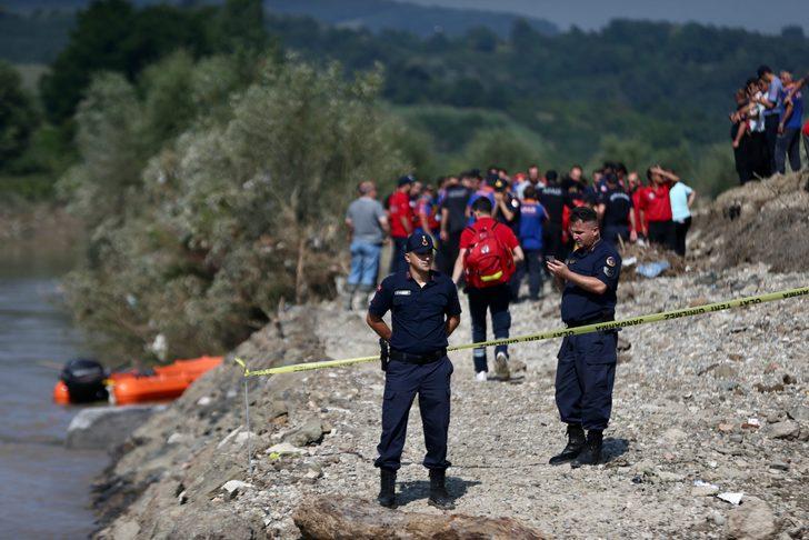 Düzce'de sele kapılan kepçe operatörünü arama çalışmaları sürdü G5