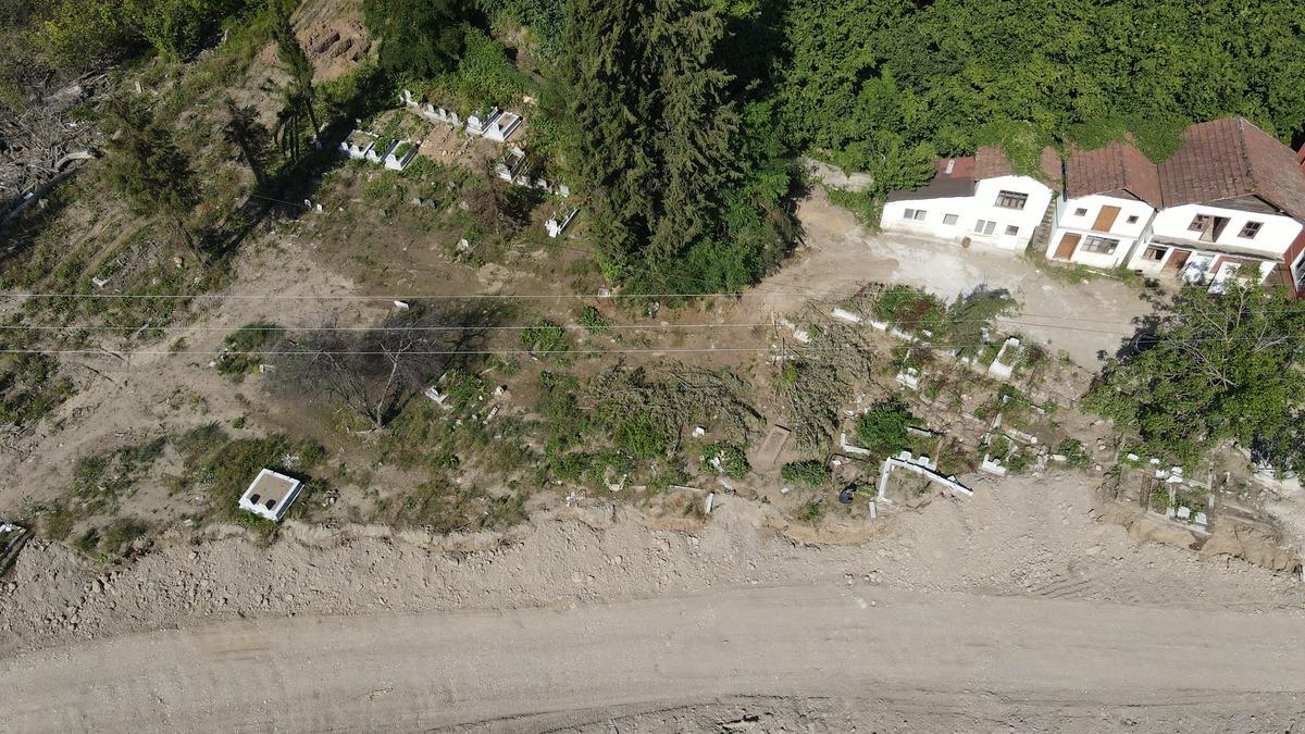 Selde k&ouml;y camisinin yıkılması ve suyun mezarlığa zarar verme anı kamerada