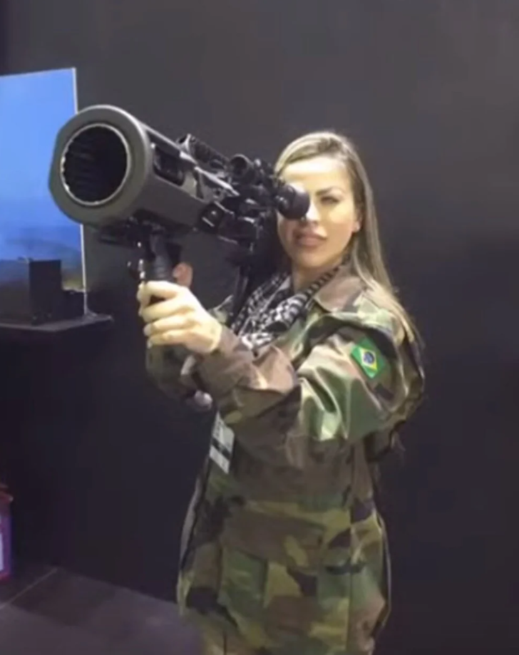 Ukrayna ordusuna katılan Brezilyalı model Thalita do Valla, Rus füzelerinin saldırısında hayatını kaybetti G5