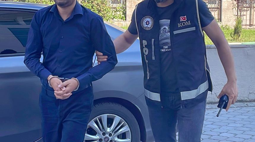 Samsun merkezli FETÖ operasyonunda yakalanan zanlı adliyede