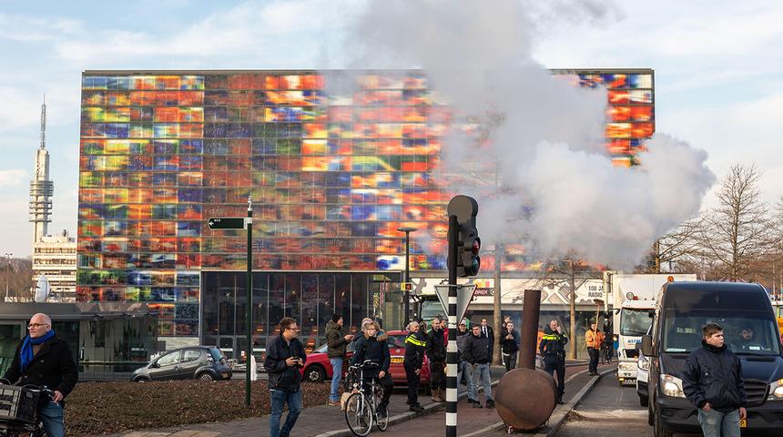 Hollanda yangın yeri! Ortalık fena karıştı: Polis &ccedil;ift&ccedil;ilere ateş a&ccedil;tı, raflar boşaldı
