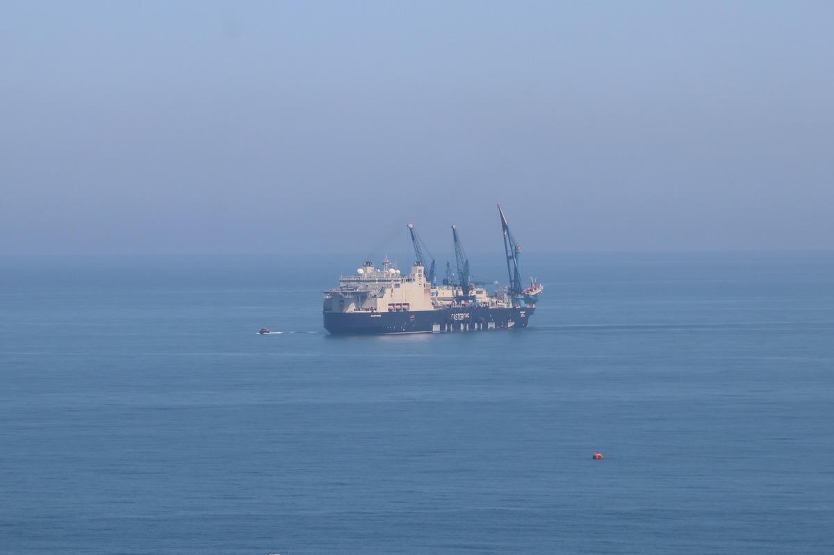 Derin denizde boru indirme işlemi yapacak gemi Zonguldak a&ccedil;ıklarında