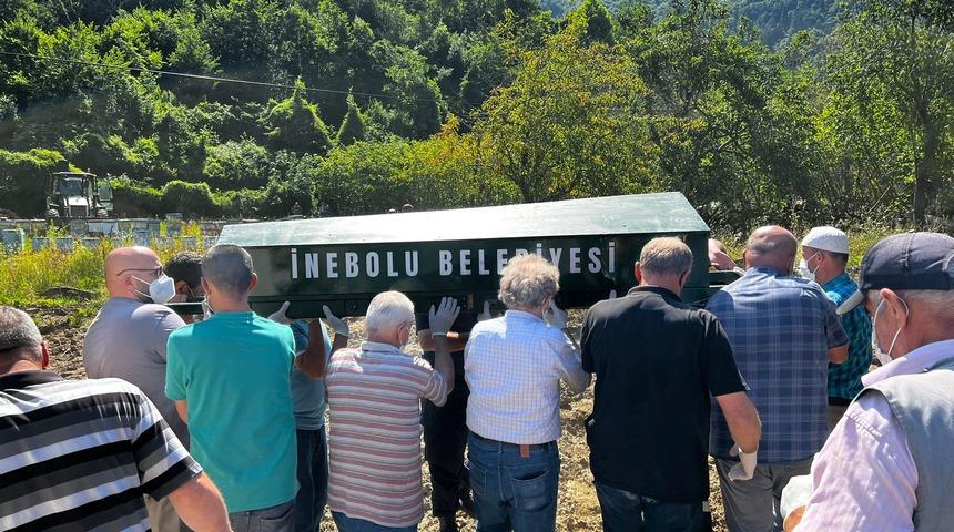 Selde Kastamonu'dan Sinop açıklarına sürüklenen cenaze yeniden defnedildi