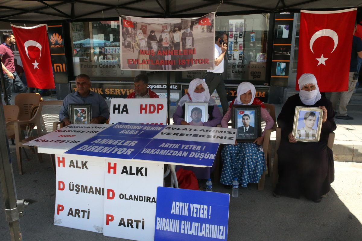 Muşlu aileler evlatları i&ccedil;in HDP il binası &ouml;n&uuml;ndeki eylemlerini s&uuml;rd&uuml;rd&uuml;