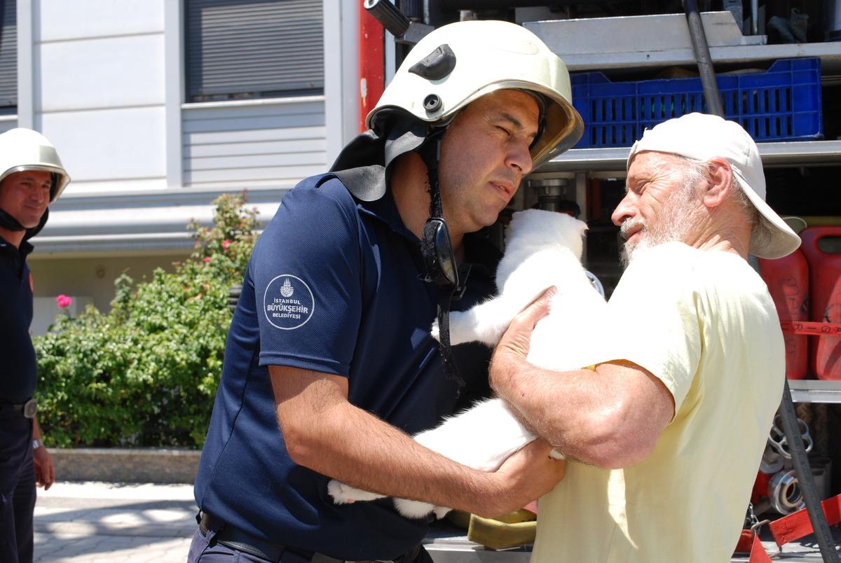 Maltepe'de 4 katlı binada &ccedil;ıkan yangın s&ouml;nd&uuml;r&uuml;ld&uuml;