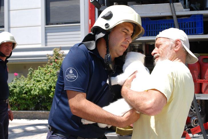 Maltepe'de 4 katlı binada çıkan yangın söndürüldü G1