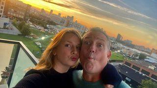 Kendisi 25, sevgilisi 50 yaşında! Aralarındaki yaş farkı sosyal medyada gündem oldu: Babam zannediyorlar ama...