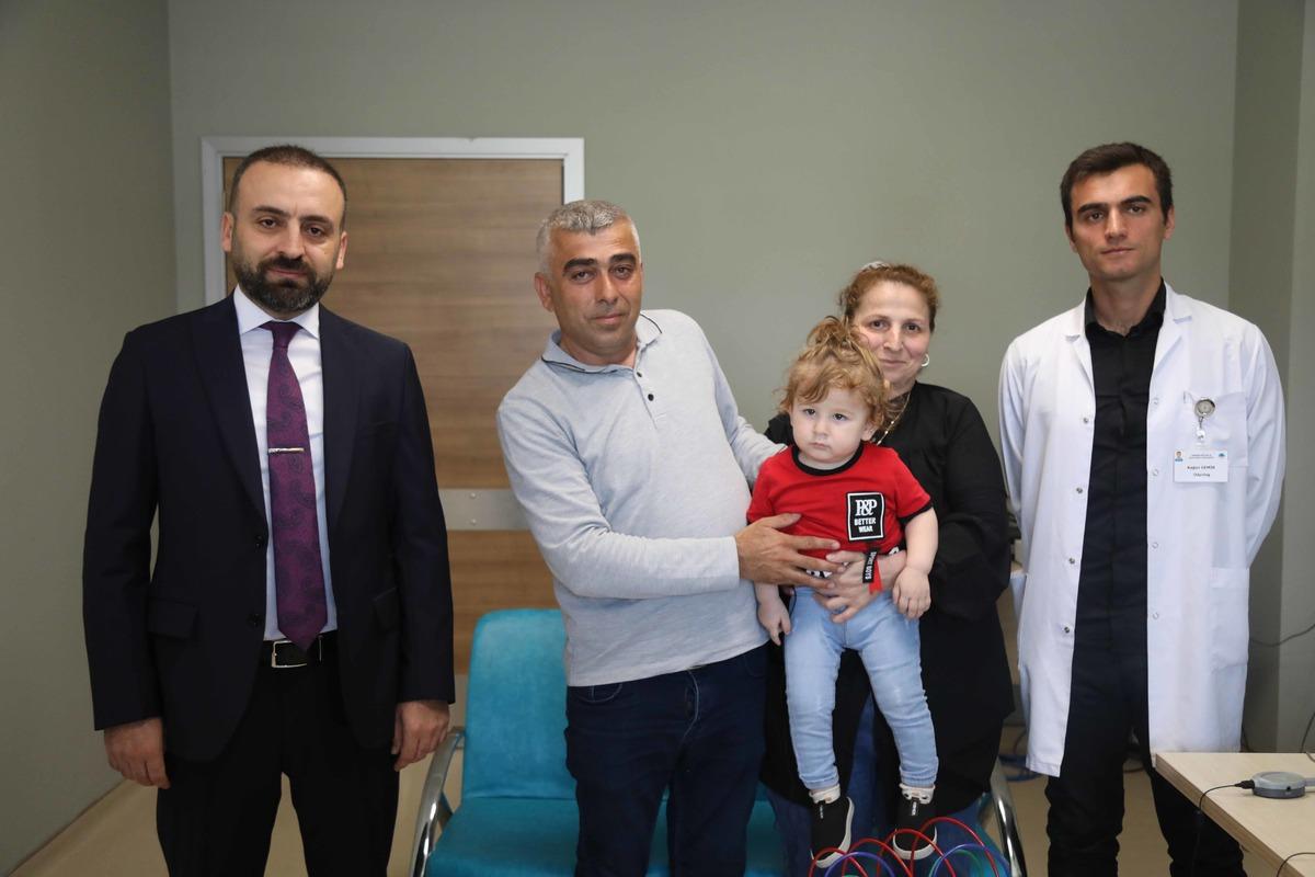 İşitme kaybı bulunan &ccedil;ocukların sessiz d&uuml;nyaları biyonik kulakla değişti