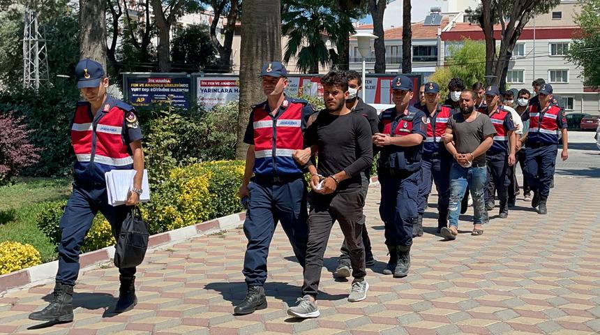 Manisa'da "yol verme" kavgasında gözaltına alınan 8 kişi tutuklandı