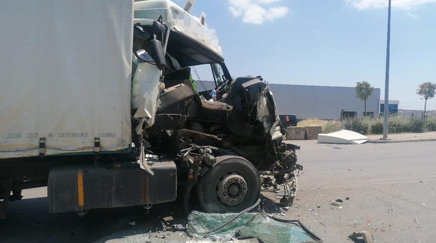 Önce otomobile, sonra tıra çarptı... Şans eseri burnu bile kanamadı