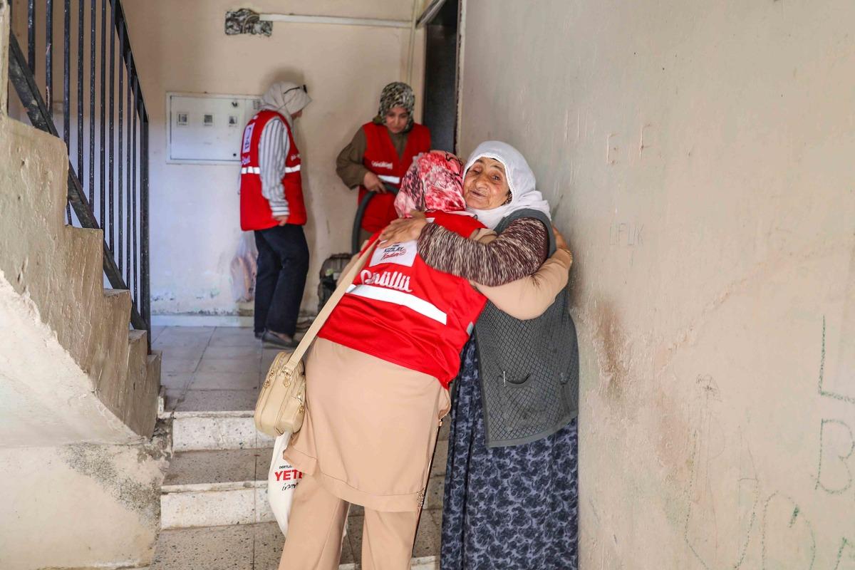 Kızılayın "Kardeş Aile Projesi", yaşlı ve kimsesizlerin y&uuml;z&uuml;n&uuml; g&uuml;ld&uuml;r&uuml;yor