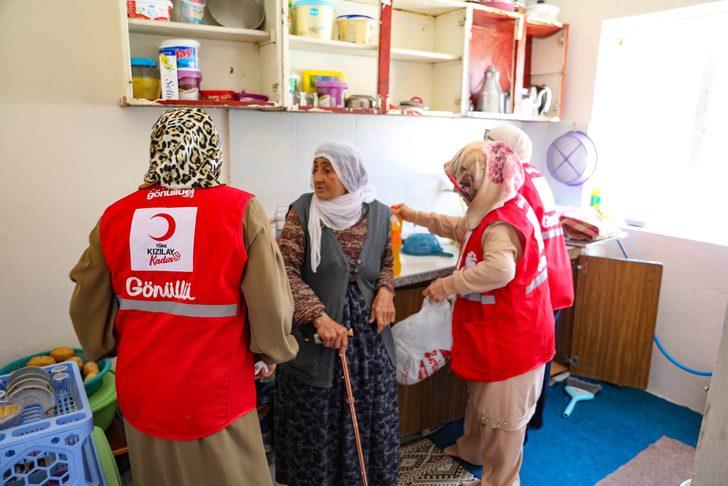 Kızılayın "Kardeş Aile Projesi", yaşlı ve kimsesizlerin yüzünü güldürüyor G2