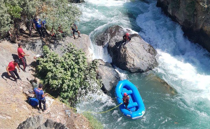 Müküs Çayı'nda kaybolan hemşire rafting botlarıyla aranıyor G1