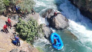 Müküs Çayı'nda kaybolan hemşire rafting botlarıyla aranıyor