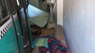 Bartın'da minibüsün evin bodrum katına girdiği kazada 10 kişi yaralandı