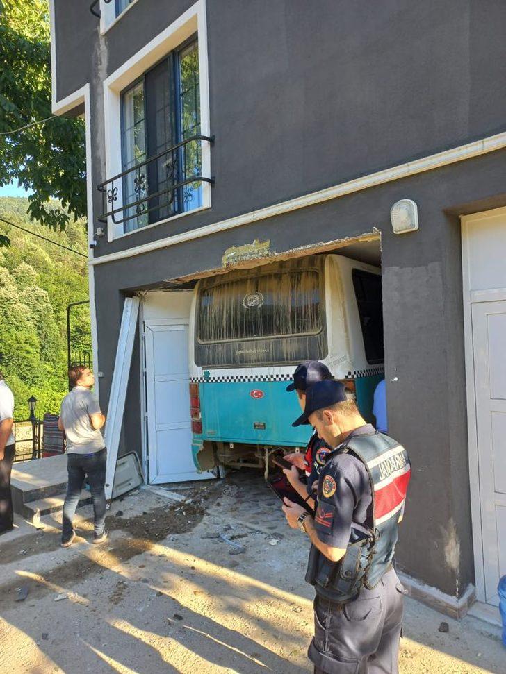 Bartın'da minibüsün evin bodrum katına girdiği kazada 10 kişi yaralandı G2