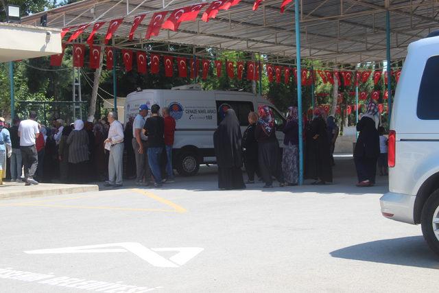 Mersin'de intihar eden kişi ile öldürdüğü karısı ve oğlunun cenazeleri defnedildi