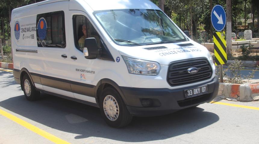 Mersin'de intihar eden kişi ile öldürdüğü karısı ve oğlunun cenazeleri defnedildi